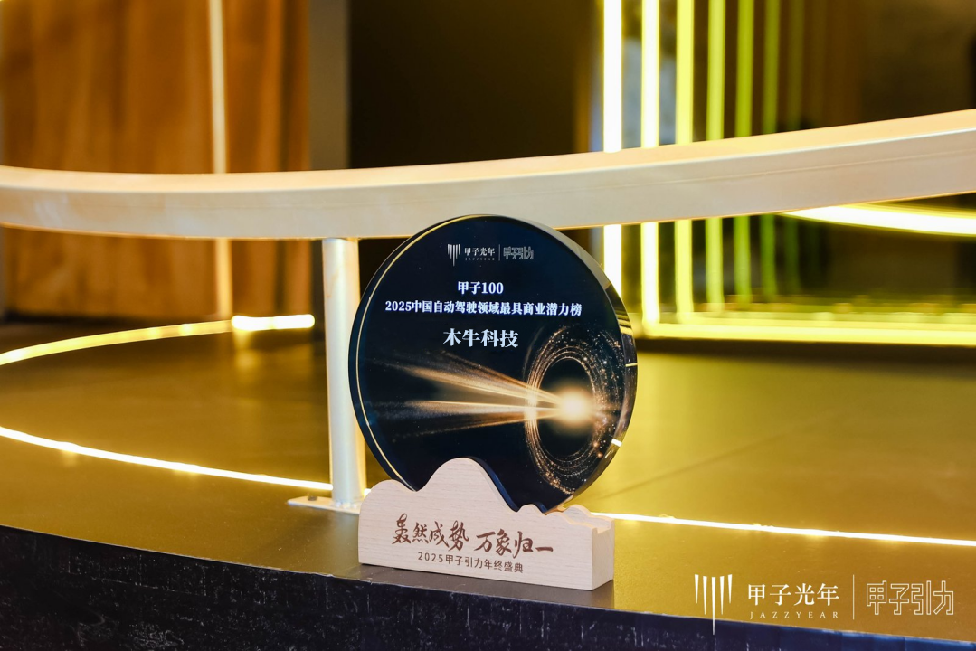 女警察脱了内裤掀起裙子被打屁股