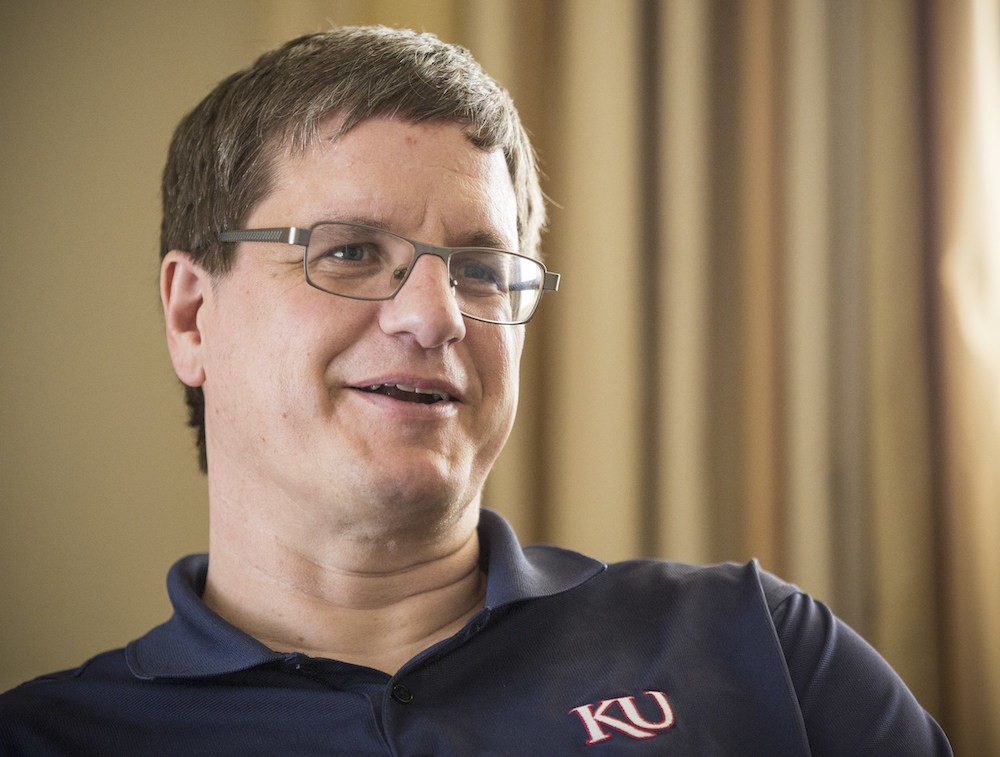 女警察脱了内裤掀起裙子被打屁股