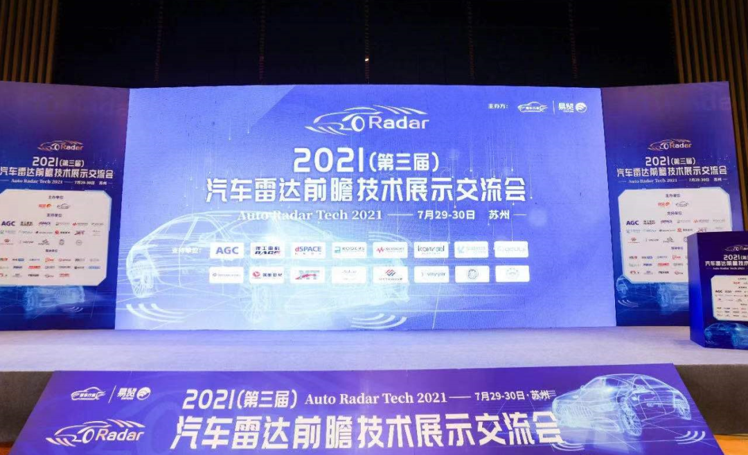 女警察脱了内裤掀起裙子被打屁股