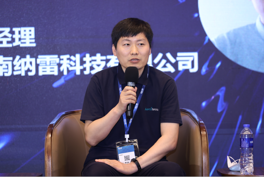 女警察脱了内裤掀起裙子被打屁股