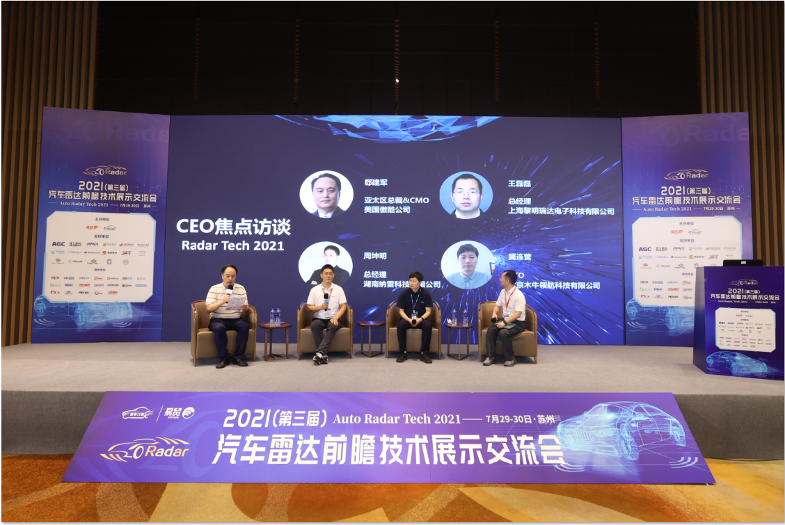 女警察脱了内裤掀起裙子被打屁股