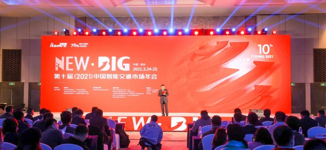 女警察脱了内裤掀起裙子被打屁股