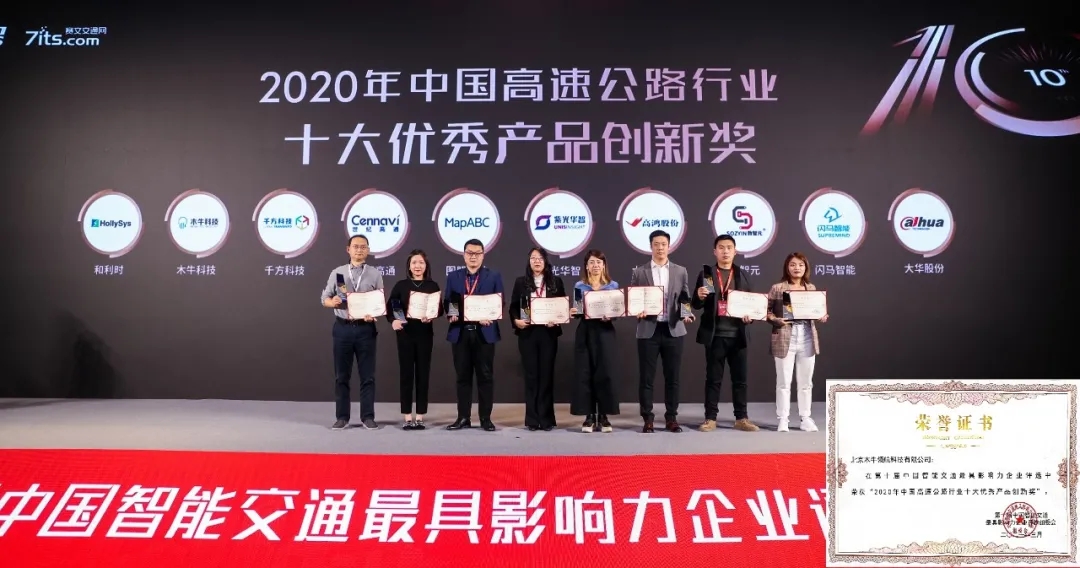 女警察脱了内裤掀起裙子被打屁股