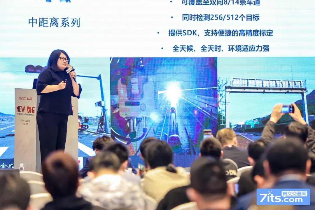 女警察脱了内裤掀起裙子被打屁股