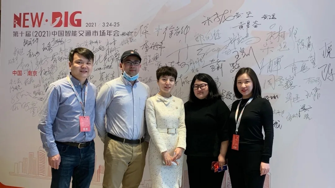 女警察脱了内裤掀起裙子被打屁股