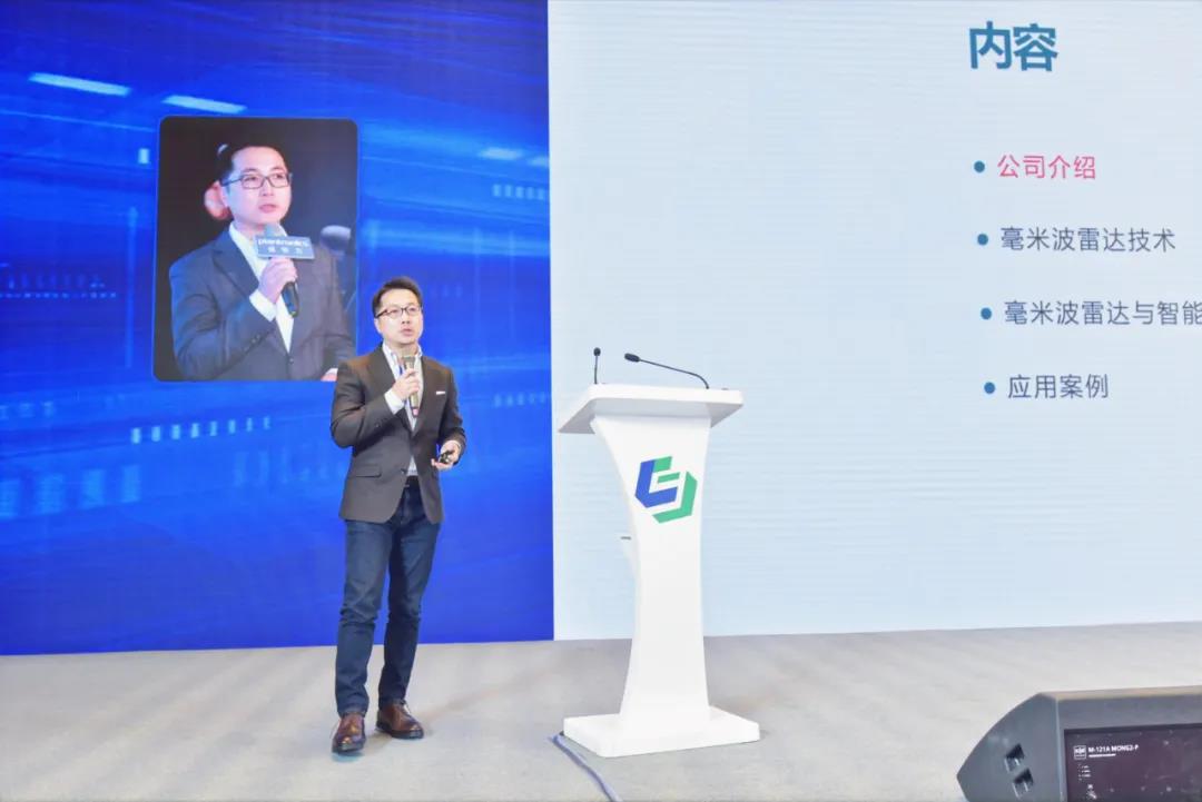 女警察脱了内裤掀起裙子被打屁股