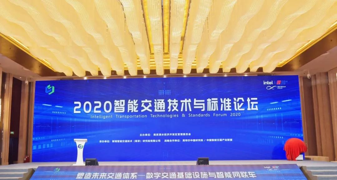 女警察脱了内裤掀起裙子被打屁股