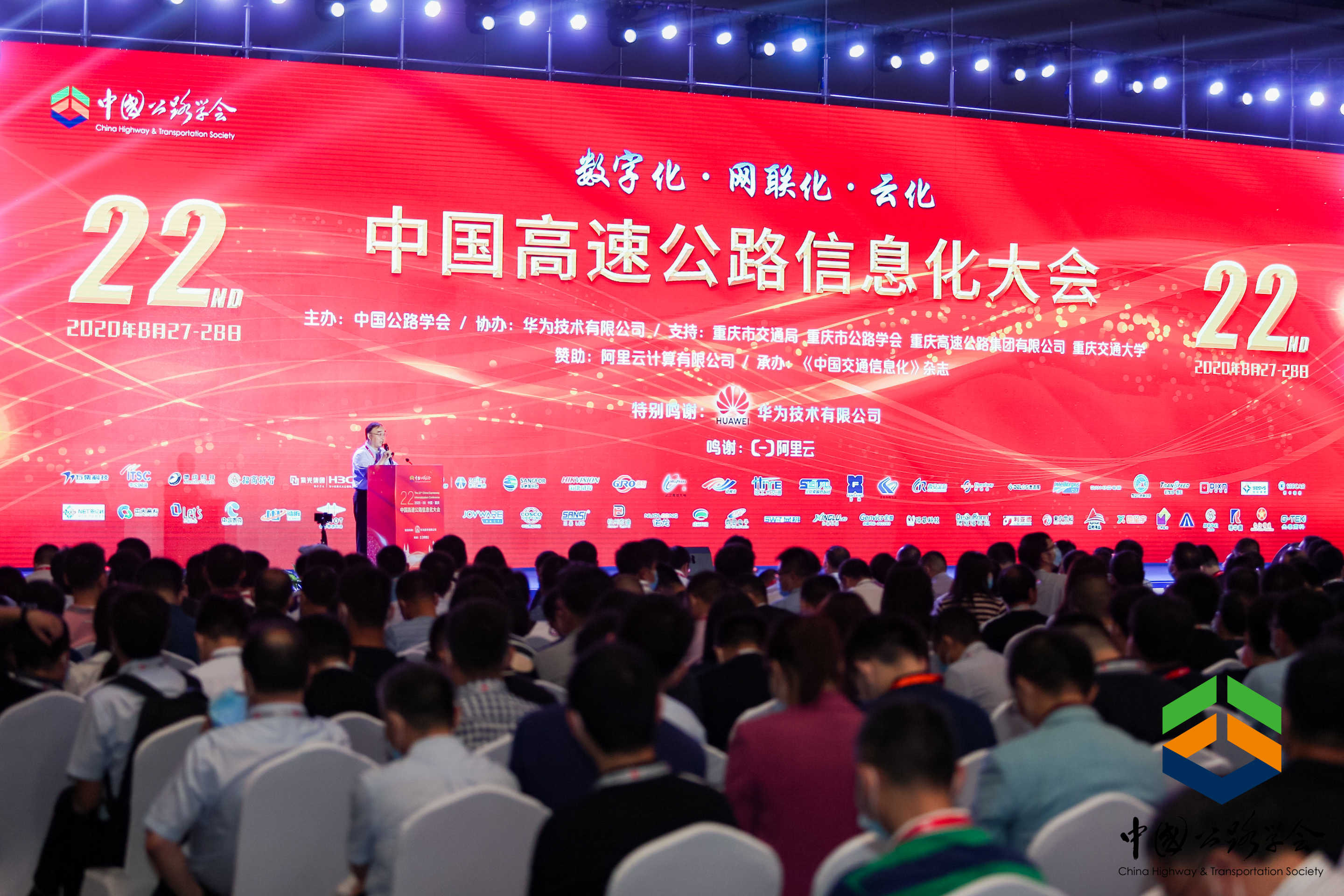 女警察脱了内裤掀起裙子被打屁股