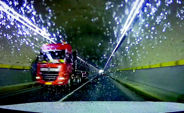 女警察脱了内裤掀起裙子被打屁股