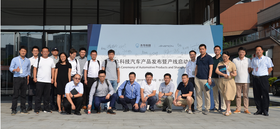 女警察脱了内裤掀起裙子被打屁股