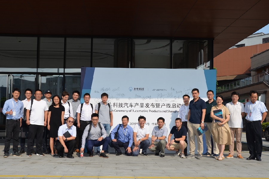 女警察脱了内裤掀起裙子被打屁股