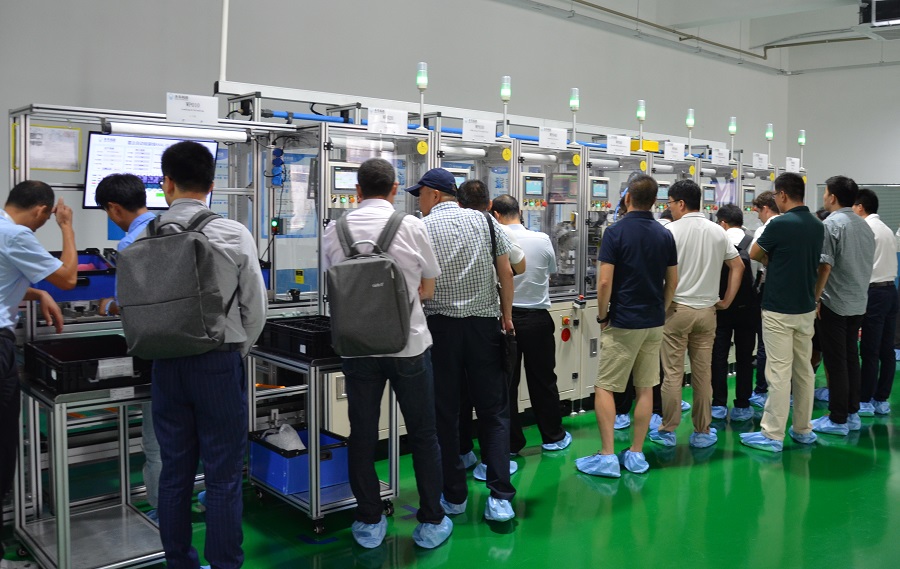 女警察脱了内裤掀起裙子被打屁股