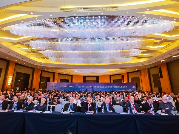 女警察脱了内裤掀起裙子被打屁股