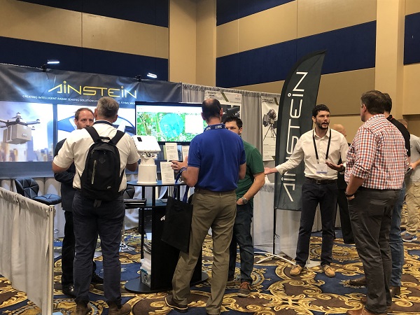 女警察脱了内裤掀起裙子被打屁股