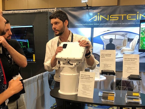 女警察脱了内裤掀起裙子被打屁股