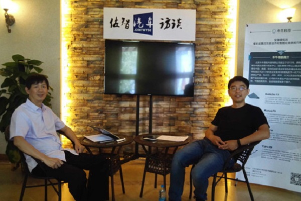 女警察脱了内裤掀起裙子被打屁股