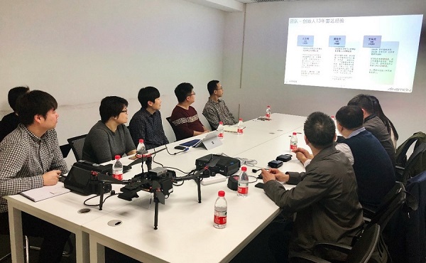 女警察脱了内裤掀起裙子被打屁股