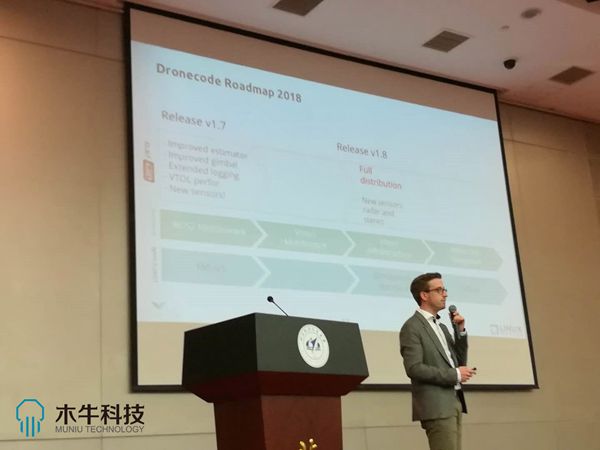 女警察脱了内裤掀起裙子被打屁股