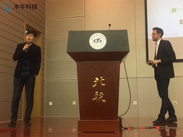 女警察脱了内裤掀起裙子被打屁股