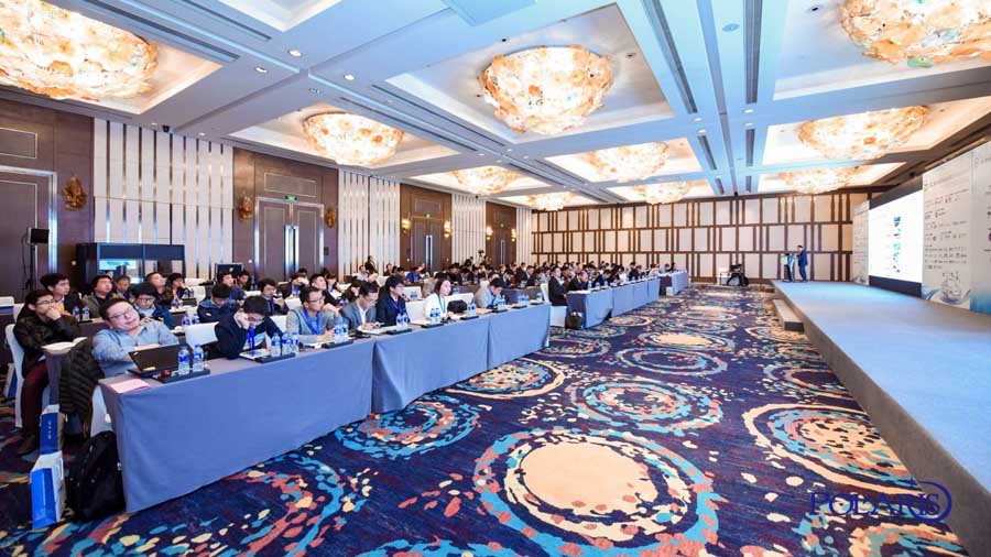 女警察脱了内裤掀起裙子被打屁股