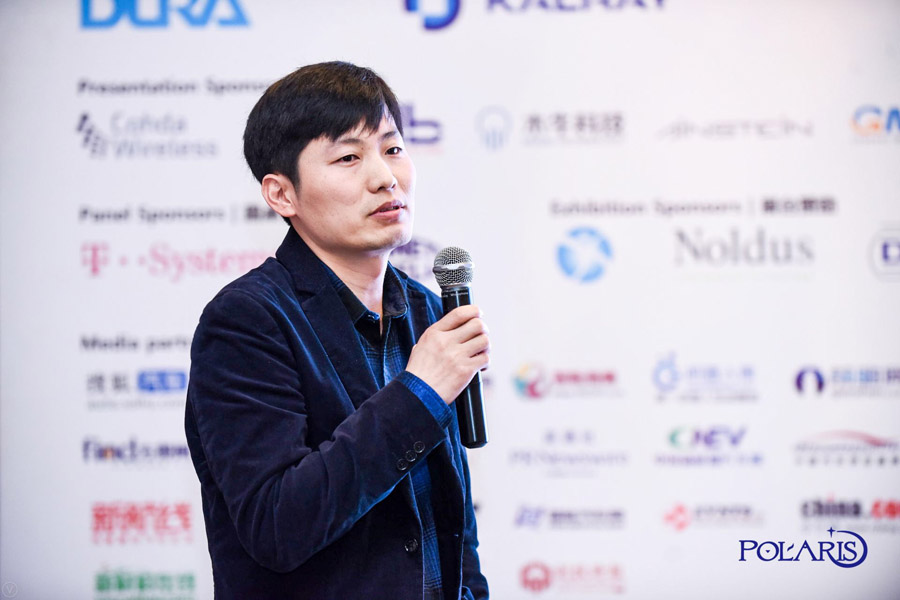 女警察脱了内裤掀起裙子被打屁股