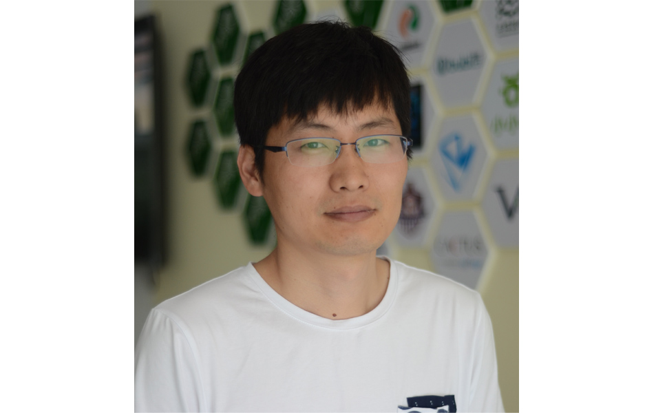 女警察脱了内裤掀起裙子被打屁股