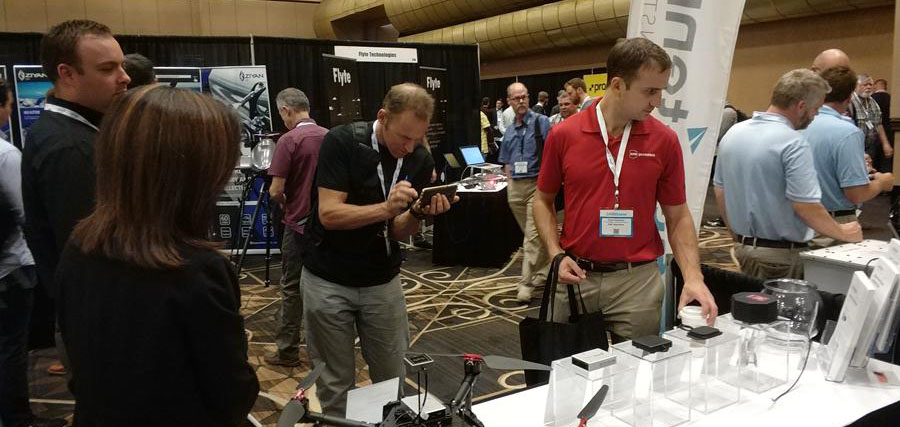 女警察脱了内裤掀起裙子被打屁股