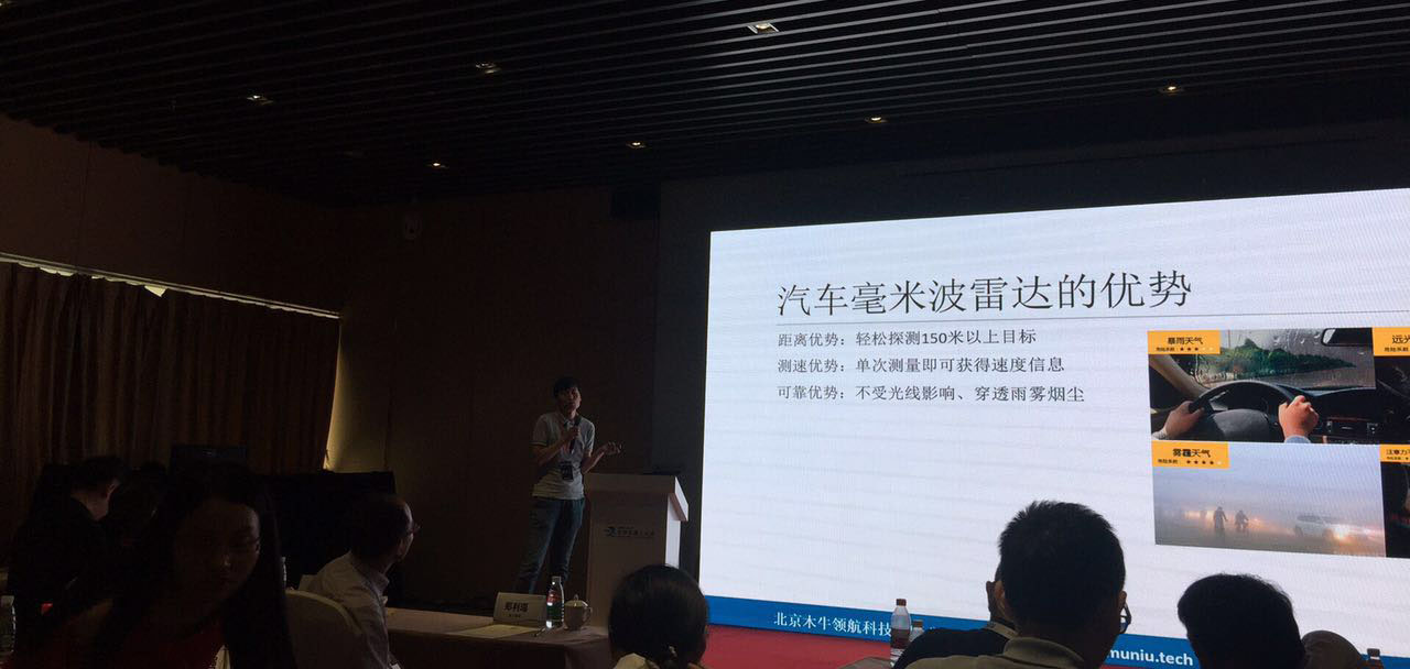 女警察脱了内裤掀起裙子被打屁股